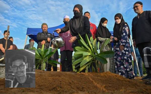 Shamila menyiram air ke pusara anaknya selepas dikebumikan di Tanah Perkuburan Islam Kijal, di Kemaman, pagi Jumaat. Gambar kecil: Ahmad Naim