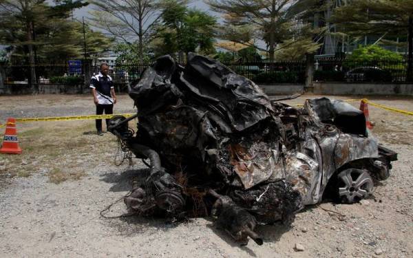 Keadaan kereta Honda City yang terlibat dalam kemalangan membabitkan sebuah kereta dan dua treler malam tadi di Ibu Pejabat Polis Daerah (IPD) Kuala Kangsar pada Rabu malam. - Foto Bernama