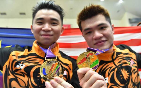 Zhi Yan (kiri) bersama Clement Ting masing-masing menyumbang pingat emas kepada kontinjen negara selepas cemerlang beraksi dalam acara akhir Taijiquan dan Changquan Lelaki pada Sukan SEA Hanoi 2021 di Cau Giay Gymnasium, Hanoi. - Foto Bernama