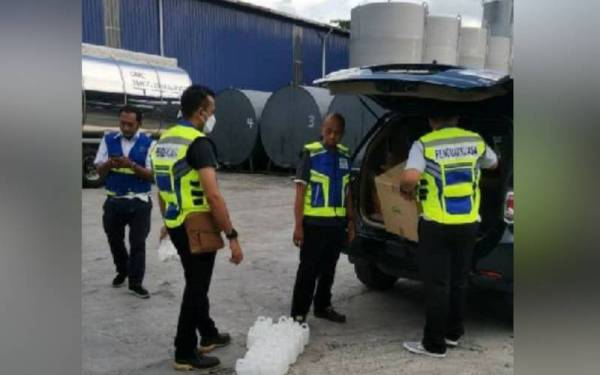 Penguat kuasa MPOB merampas minyak sawit keladak atau minyak masak terpakai yang melanggar syarat permit yang ditetapkan di Sungai Buloh pada Khamis.