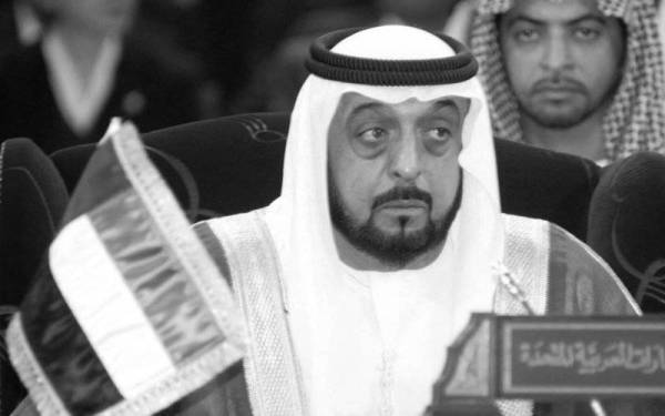 Sheikh Khalifa Zayed al-Nahyan (depan) meninggal dunia pada usia 73 tahun. - Foto AFP