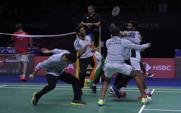 Pemain India meraikan kejayaan selepas Prannoy memenangi perlawanan menentang Gemke pada perlawanan separuh akhir Piala Thomas di Impact Arena Bangkok. - Foto Bernama