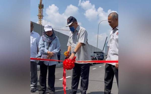 Shahidan (dua dari kanan) merasmikan jejambat menghubungkan Jalan Langgak Golf dengan Bulatan Kampung Pandan, Kuala Lumpur pada Sabtu. - Foto: Facebook Kementerian Wilayah Persekutuan