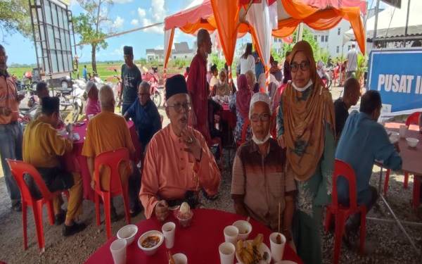 Mahfuz (duduk, kiri) bersama tetamu yang hadir sempena Rumah Terbuka Aidilfitri Parlimen Pokok Sena di Medan Selera Hutan Kampung, pada Sabtu. 