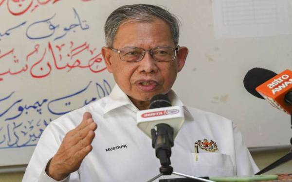 Mustapa Mohamed. - Foto Bernama