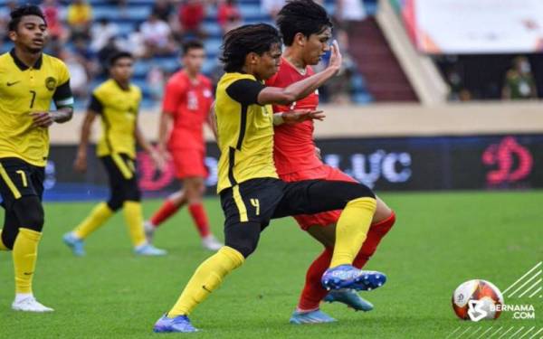 Malaysia seri 2-2 menentang Singapura pada aksi ketiga Kumpulan B saingan bola sepak lelaki SukanSEA ke-31 di Stadium Thien Truong di Nam Dinh, Vietnam, pada Sabtu. - Foto Bernama