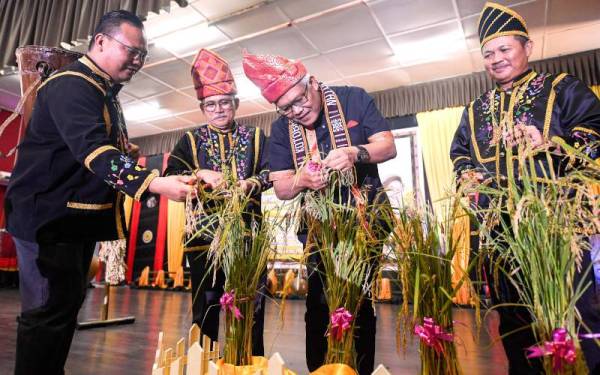 Menteri Dalam Negeri Datuk Seri Hamzah Zainudin (dua, kanan) menyempurnakan simbolik perasmian Pesta Kaamatan peringkat daerah Beluran, pada Sabtu.
Hadir sama Ahli Parlimen Beluran Datuk Seri Dr. Ronald Kiandee (dua, kiri), ADUN Labuk Samad Jamri (kanan) dan Pegawai Daerah Beluran Roger Appolonius (kiri). - Foto Bernama