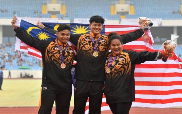 Jackie (tengah), Sadat Maryuqi (kiri) dan Grace Wong (kanan) bersama pingat yang dimenangi masing-masing dalam acara lontar tukul besi pada Sukan SEA Hanoi 2021 di Stadium Nasional My Dinh, Hanoi. - Foto Bernama