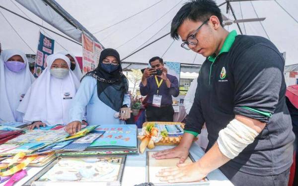 Pameran daripada sekolah yang terlibat.