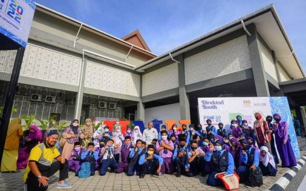 Golongan pendidik serta pelajar tidak melepaskan peluang memeriahkan FGM yang julung kali diadakan di Kelantan.