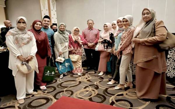 Mustapa (tengah) bergambar bersama pengamal media yang hadir pada Taklimat Sosioekonomi kepada Media Negeri Kelantan pada Sabtu.