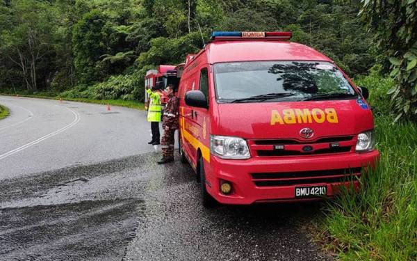 Pasukan bomba bersedia di lokasi kejadian dua pendaki wanita dilaporkan hilang di Simpang Pulai. Foto: ihsan pembaca