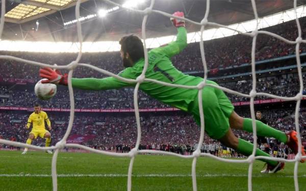 Penjaga gol Liverpool, Allison Becker menyelamatkan sepakan penalti Mason Mount pada aksi final Piala FA di Wembley, pada Sabtu. - Foto EPA