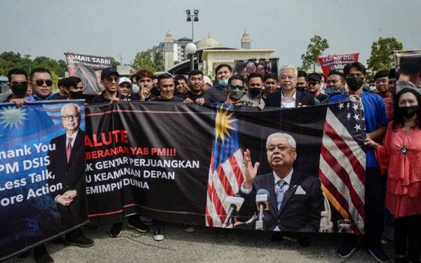 Ismail Sabri bergambar bersama Keluarga Malaysia sebaik tiba di tanah air kira-kira jam 9.30 pagi Ahad di Pangkalan Tentera Udara Subang, setelah mengakhiri lawatan kerja empat hari ke Amerika Syarikat. - Foto Bernama