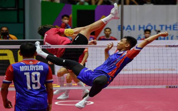 Muhammad Afifuddin melakukan rejaman ke arah pemain lawan ketika menentang pasukan Vietnam pada saingan liga sepusingan acara regu berpasukan sepak takraw lelaki sempena Temasya Sukan SEA 2021 di Pusat Sukan Hoang Mai pada Ahad. - Foto Bernama