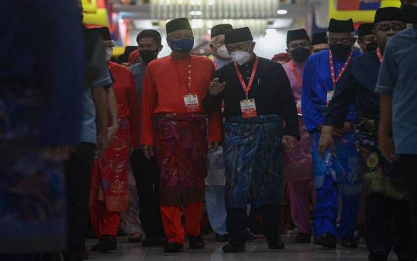 Ahmad Zahid bersama Ismail Sabri hadir pada Perhimpunan Khas UMNO dan Sambutan Hari UMNO di Pusat Dagangan Dunia Kuala Lumpur (WTC KL) hari ini. - Foto Bernama