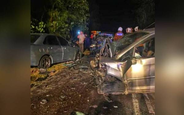 Kenderaan terbabit dalam kemalangan di KM16 Jalan Jerantut-Kuala Tembeling, pada Sabtu. - Foto Ihsan Orang Awam