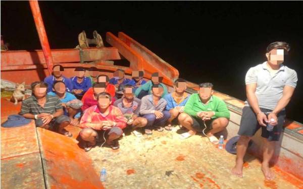 Maritim Malaysia Kelantan menahan 16 nelayan asing Vietnam termasuk seorang tekong yang menceroboh perairan negara secara haram, pada Jumaat.