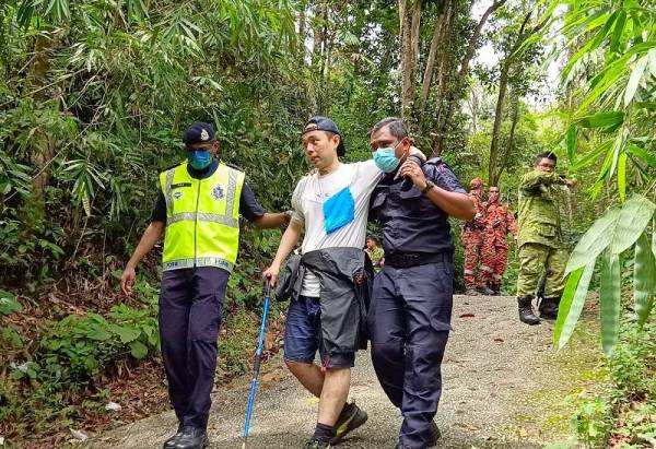 Seorang pendaki yang mengalami sakit lutut berjaya dibawa turun oleh pasukan penyelamat pada Ahad.