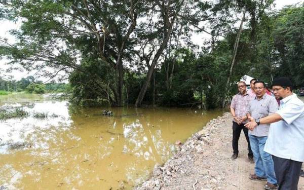 Ahmad Tarmizi (kanan) ketika meninjau tapak pembinaan ban sementara disebabkan kejadian runtuhan Ban Kanan Terusan Tengah yang berlaku di struktur Alor Limpah Lengkuas.