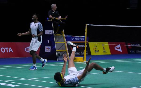 Pemain Badminton Beregu India Satwiksairaj Rankireddy dan Chirag Shetty meraikan kejayaan selepas menang menentang pemain dari Indonesia Mohammad Ahsan dan Kevin Sanjaya Sukamuljo pada perlawanan Akhir Kejohanan Piala Thomas di Stadium Impact Arena Bangkok, pada Ahad. - Foto Bernama
Beregu India menang dengan keputusan 18-21, 23-21, 21-19. Foto Bernama
 