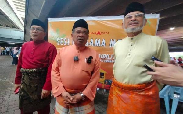 Mat Sabu (tengah) bersama Khalid (kanan) dan Pengerusi Amanah Selangor, Ir Izham Hashim (kiri) ditemui pada Majlis Rumah Terbuka Amanah pada Ahad.