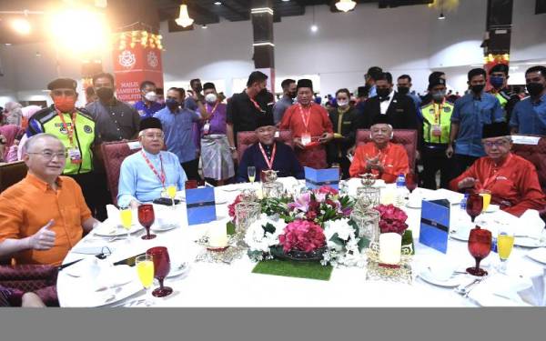 Presiden UMNO Datuk Seri Dr Ahmad Zahid Hamidi (duduk, tengah) bersama Naib Presiden UMNO Datuk Seri Ismail Sabri Yaakob (duduk, dua kanan), bekas Perdana Menteri Datuk Seri Najib Tun Razak (duduk, dua kiri) ketika menghadiri Jamuan Hari Raya Aidilfitri di Pusat Dagangan Dunia Kuala Lumpur (WTCKL), pada Ahad. - Foto Bernama