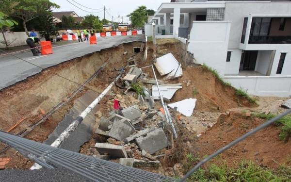 Sebuah rumah rosak akibat hakisan tanah yang berlaku di Taman Sri Perkasa susulan hujan lebat berterusan pada pagi Ahad.