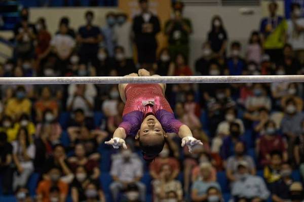 Aksi Rachel Yeoh dalam acara akhir gimnastik artistik wanita kategori Palang Bertingkat (Uneven Bar) pada Sukan SEA ke-31 di Kompleks Sukan Quan Ngua pada Ahad. - Foto Bernama