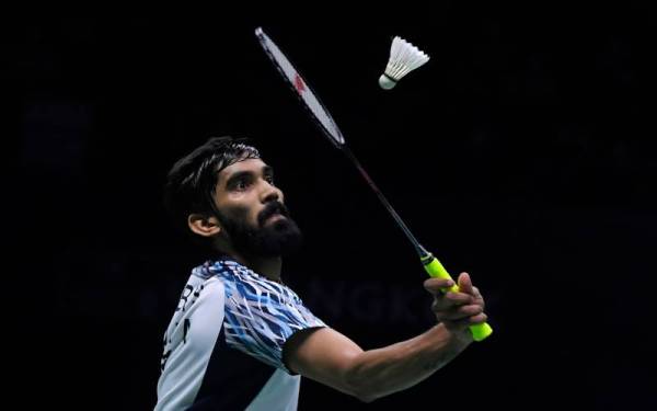 Aksi Pemain Badminton India Kidambi Srikanth membalas hantaran lawannya dari Indonesia Jonatan Christie pada perlawanan Akhir Kejohanan Piala Thomas di Stadium Impact Arena Bangkok, pada Ahad. Kidambi Srikanth menang dengan keputusan 21-15, 23-21. - Foto Bernama