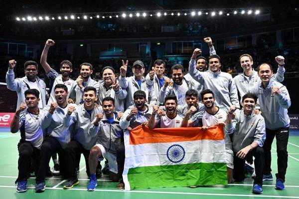 Skuad badminton India meraikan kejayaan menjuarai Piala Thomas 2022 selepas menewaskan Indonesia dalam perlawanan akhir di Impact Arena, Bangkok pada Ahad. - Foto AFP