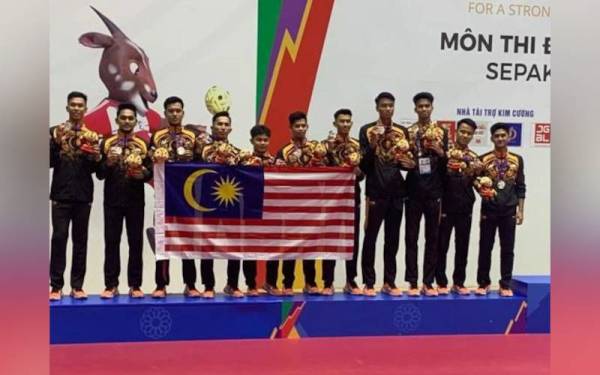 Skuad sepak takraw lelaki meraih pingat perak dalam acara regu berpasukan Sukan SEA Hanoi 2021. - Foto Persatuan Sepaktakraw Malaysia (PSM)