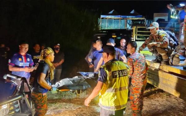 Pasukan bomba menyerahkan bahagian kaki yang dijumpai dalam operasi SAR dua pendaki yang dikhuatiri hanyut di Gunung Suku, Simpang Pulai kepada pihak polis untuk tindakan lanjut.