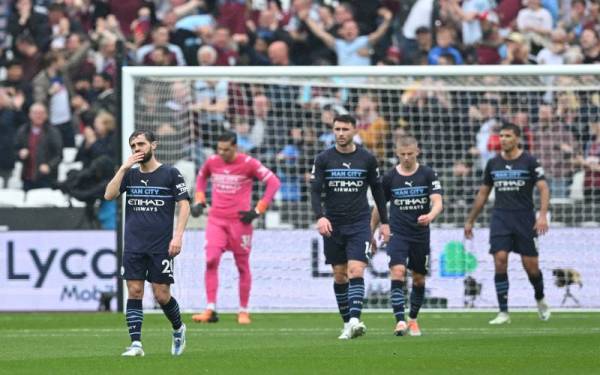 Reaksi para pemain Manchester City selepas Bowen meledak gol kedua West Ham United dalam aksi EPL di Stadium London. - Foto AFP