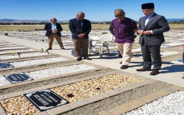 Mohamed Azmin berkesempatan menziarahi pusara bekas Mursyidul Am Pas, Allahyarham Datuk Dr Haron Din di Tanah Perkuburan Islam Five Pillars Farm Livermore, California.