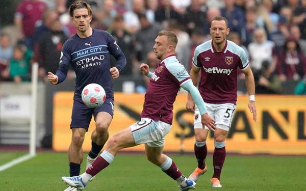 Penyerang West Ham, Jarrod Bowen (tengah) cuba menyekat pergerakan pemain City, Jack Grealish pada perlawanan Liga Perdana Inggeris pada Ahad. - Foto Marca