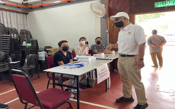 Muhammad Bakhtiar meninjau pusat pengundian Cabang Balik Pulau di Dewan Balora Mastika, pada Isnin.