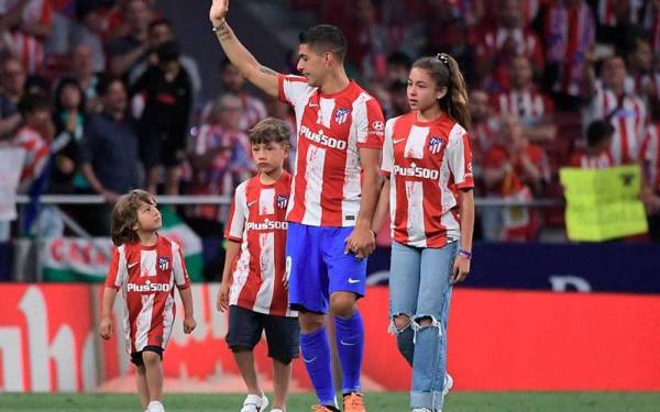 Suarez bersama anaknya melambaikan tangan kepada penyokong Atletico sebagai tanda perpisahan apabila disahkan tidak akan bersama kelab itu pada musim hadapan. - Foto AFP