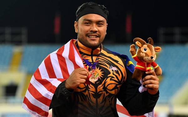 Muhammad Ziyad bersama pingat gangsa yang dimenanginya dalam acara lontar peluru pada Sukan SEA ke-31 di My Dinh National Stadium, Hanoi semalam. - Foto Bernama