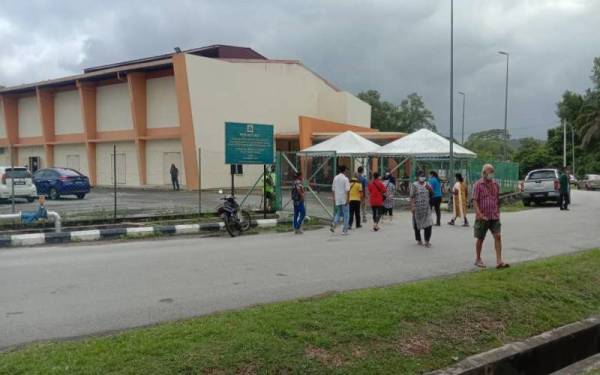 Suasana luar Dewan Bandar Springhill, Port Dickson untuk pemilihan Cabang Port Dickson, pada Isnin.