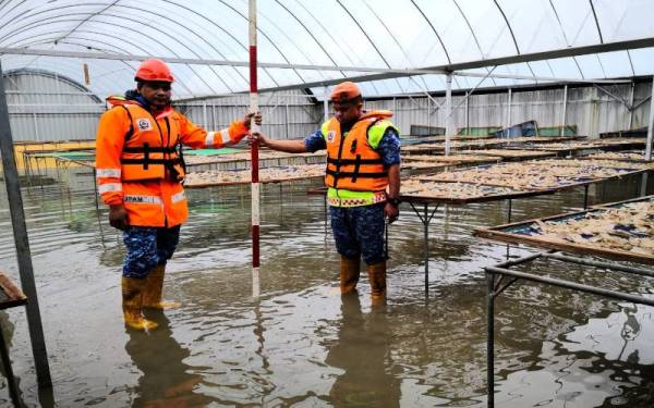 Pusat pemprosesan keropok ikan di Tanjung Dawai antara kawasan dilanda banjir kilat selain fenomena air pasang besar, pada Isnin.