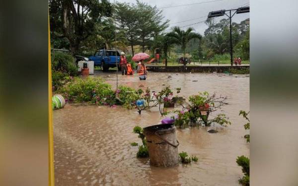 Keadaan banjir kilat di Kampung Sungai Mahang, Nilai. - Foto JBPM Negeri Sembilan