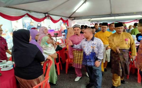 Saarani beramah mesra dengan tetamu yang hadir ke Majlis Jamuan Hari Raya Aidilfitri Persatuan Penjaja dan Peniaga Kecil Melayu (PPPKM) Negeri Perak di pekarangan Pejabat PPPKM negeri, pada Isnin.