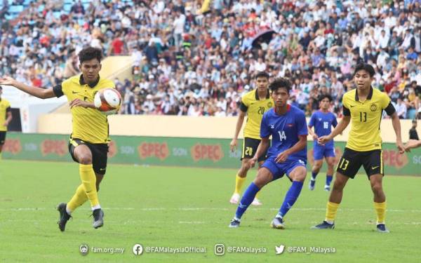 Pemain skuad B-23 negara, melakukan percubaan ke pintu gol Kemboja pada perlawanan berkenaan. - Foto fb FAM