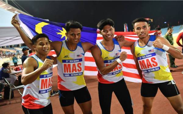 Kuartet 4x100 meter lelaki negara berjaya meraih pingat perak serta memecahkan rekod kebangsaan pada Sukan SEA Hanoi 2021 di Stadium My Dinh pada Isnin. - Foto Bernama 