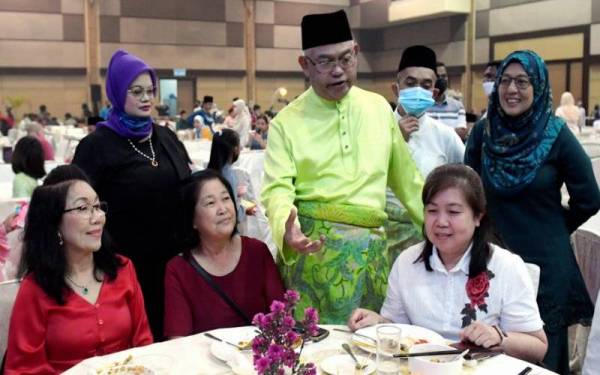 Noh Omar (tengah) beramah mesra bersama tetamu yang hadir ke Majlis Ramah Mesra Menteri KUSKOP bersama Usahawan dan Koperasi Selangor serta Sambutan Aidilfitri di Pusat Konvensyen Shah Alam pada Isnin.