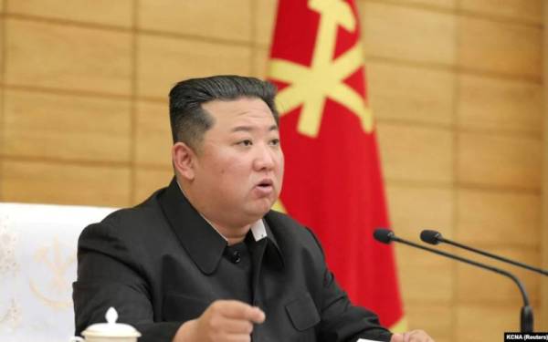 Pemimpin Korea Utara, Kim Jong-un sebelum ini telah arahkan sistem bekalan ubat diperkasa dan tentera digerakkan bagi menstabilkan bekalan ubat. - Foto KCNA (Reuters)