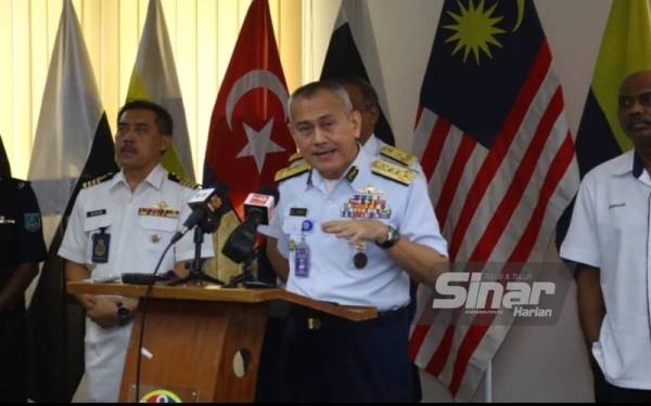 Hamid (tengah) ketika sidang media selepas Seminar Penguatkuasaan Maritim di Ibu Pejabat Maritim Malaysia di sini pada Selasa.