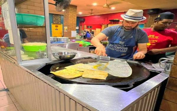 Mohd Faizul Rohban (depan) terpaksa mengurangkan pengeluaran roti canai dan tempayan ekoran desas-desus kekurangan bekalan tepung gandum di pasaran ketika ini.