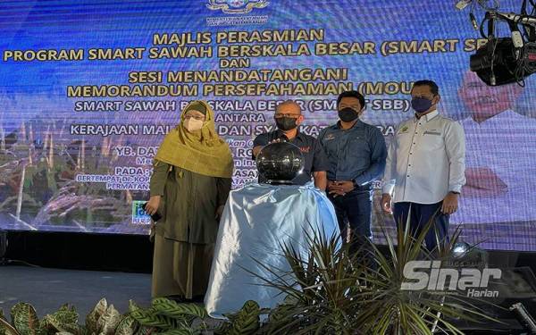 Ronald (dua dari kiri) merasmikan Program SMART SBB untuk Pulau Pinang di Koperasi Kerjaya Permatang Nibong, Seberang Perai Tengah pada Selasa.